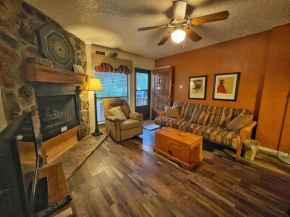 Valley Condo 107 - Creekside - WiFi - Hot Tub - Fireplace - Washer - Dryer - Playground